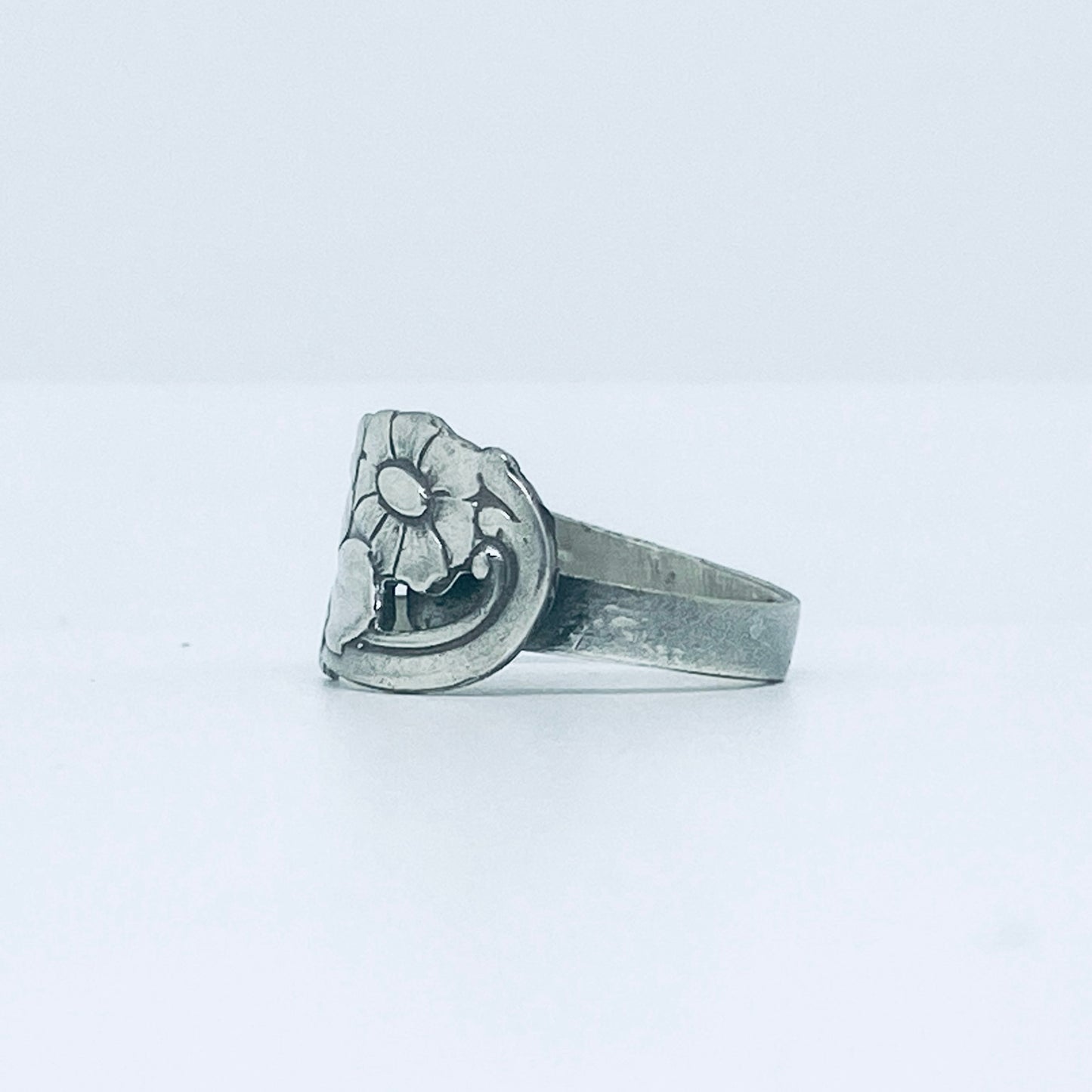 Anello Artigianale FIORE LIBERTY Mod. CLASSICO/SPIRALE Realizzato con Antica posata in Argento (Prima Metà del ’900)