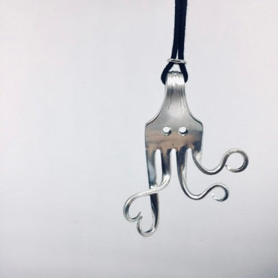 Pendente Artigianale Mod. POLPO INNAMORATO Realizzato con Antica Posata in Argento (Prima Metà del ’900)