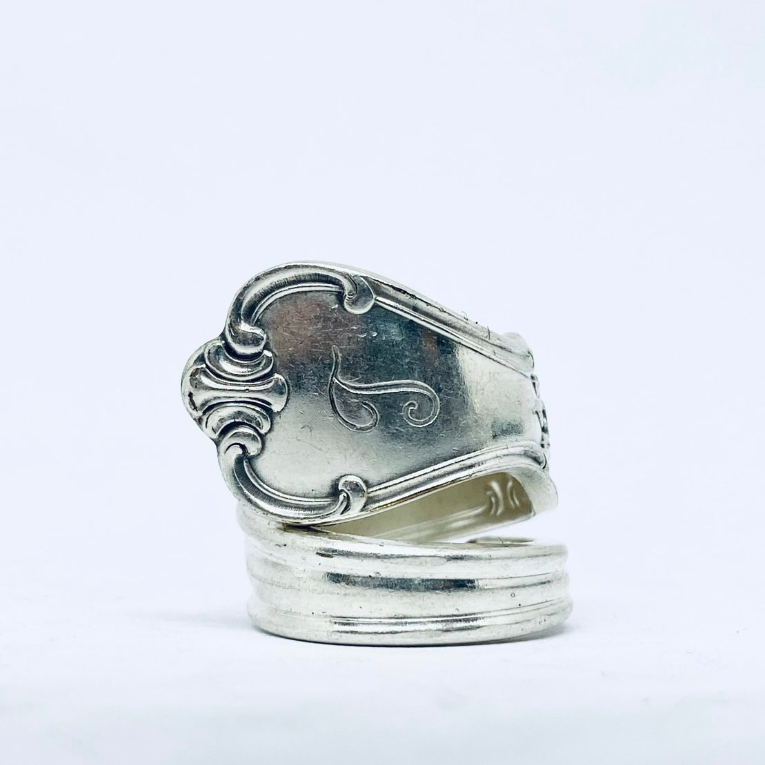 Anello Artigianale con Iniziale I