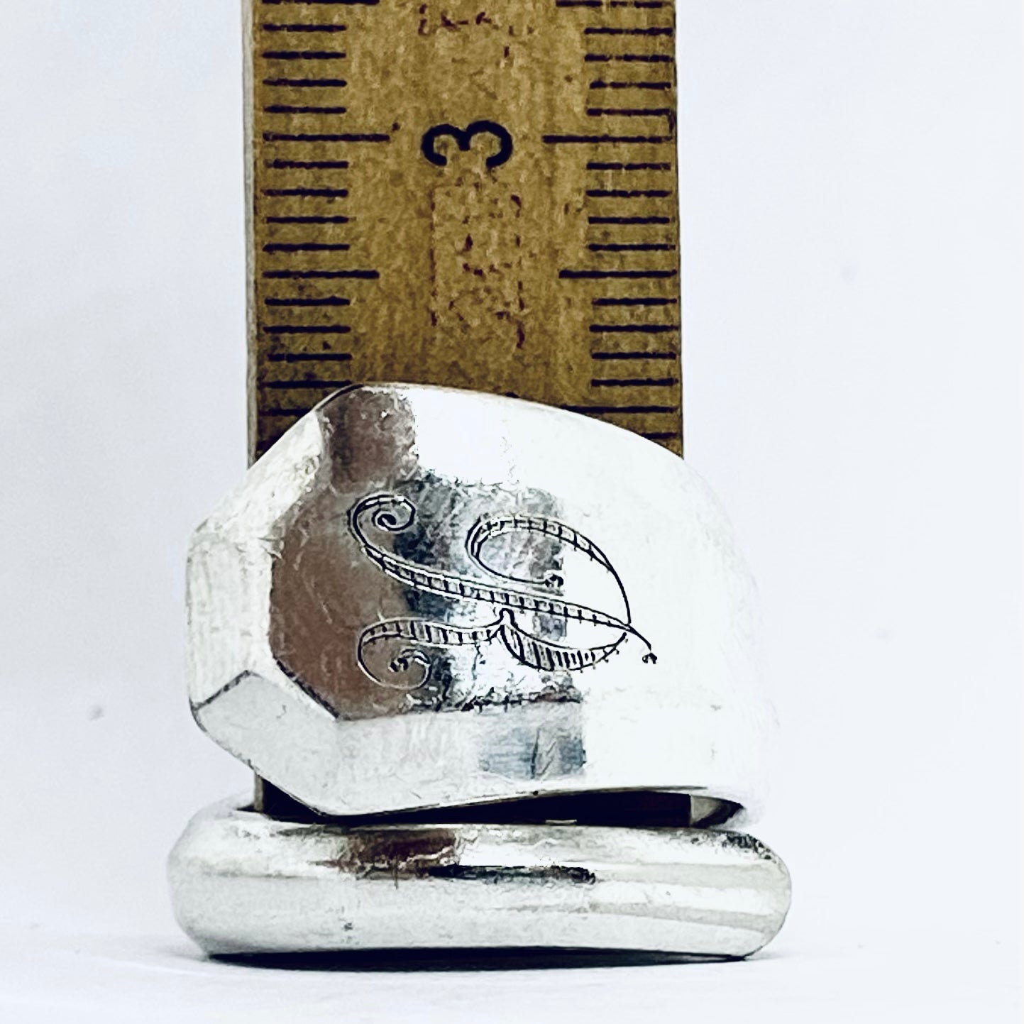 Anello Artigianale con Iniziale R