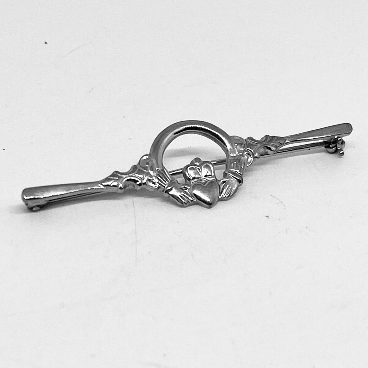 Anello Artigianale CLADDAGH Mod. SPILLA Realizzato con Antica spilla in Argento (Prima Metà del ’900)