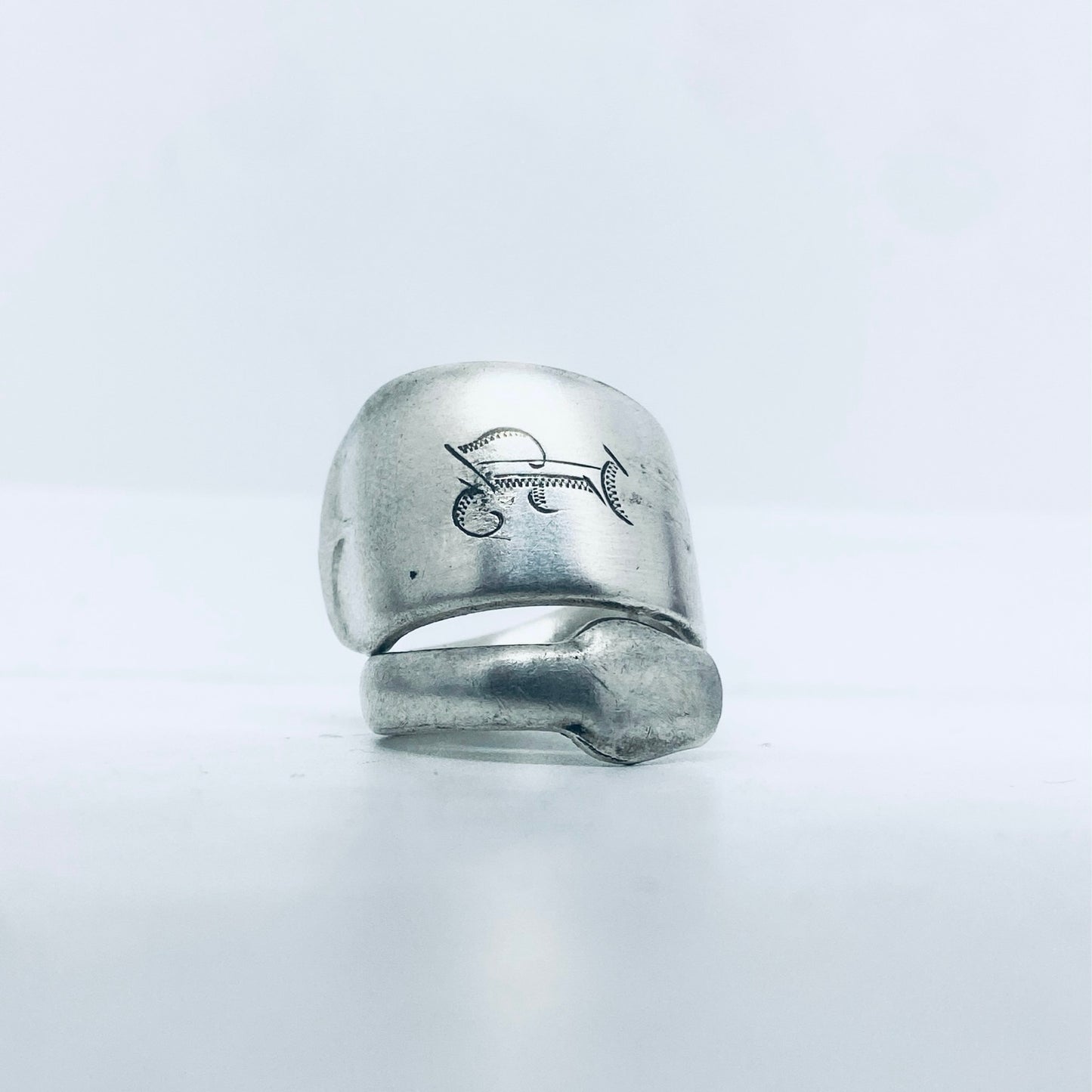 Anello Artigianale con Iniziale P