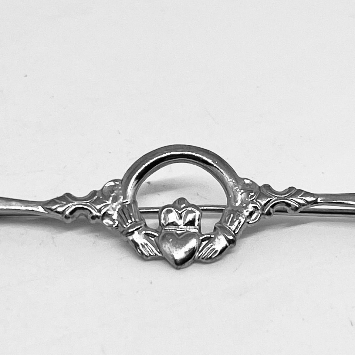 Anello Artigianale CLADDAGH Mod. SPILLA Realizzato con Antica spilla in Argento (Prima Metà del ’900)