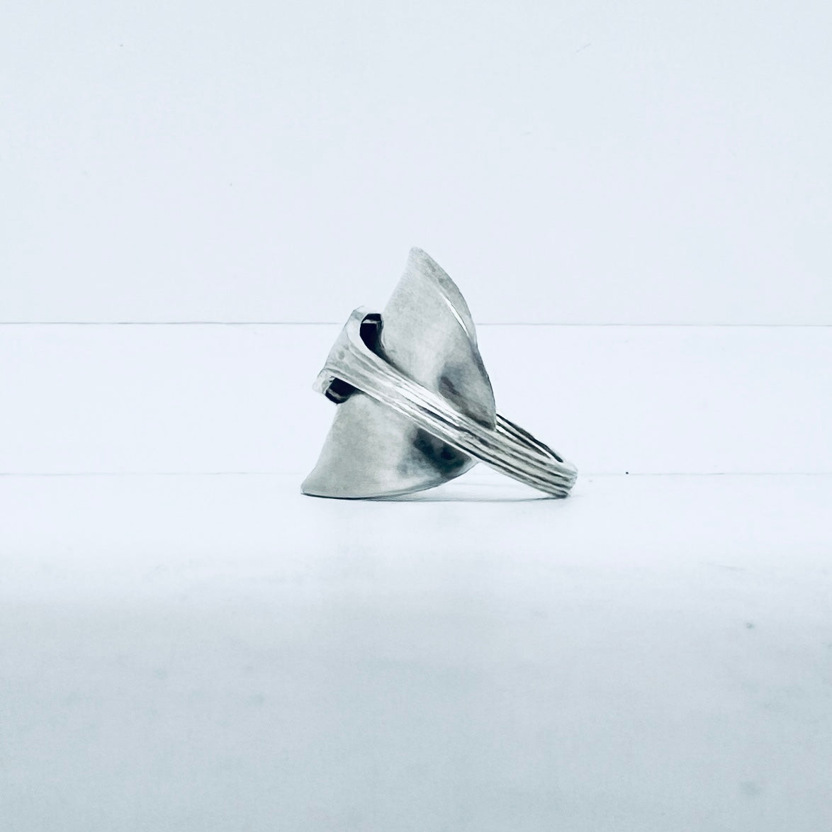 Anello Artigianale STEMMA Mod. INTERO Realizzato con intero Antico Cucchiaino in Argento (Prima Metà del ’900)