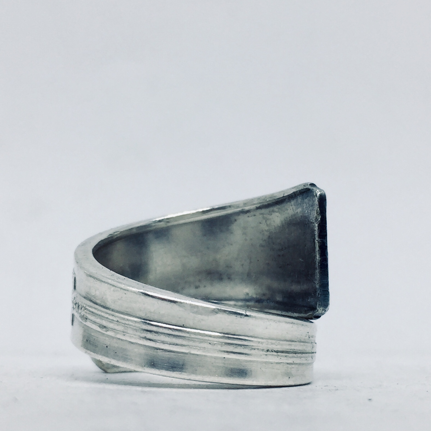 Anello Artigianale con Iniziale T