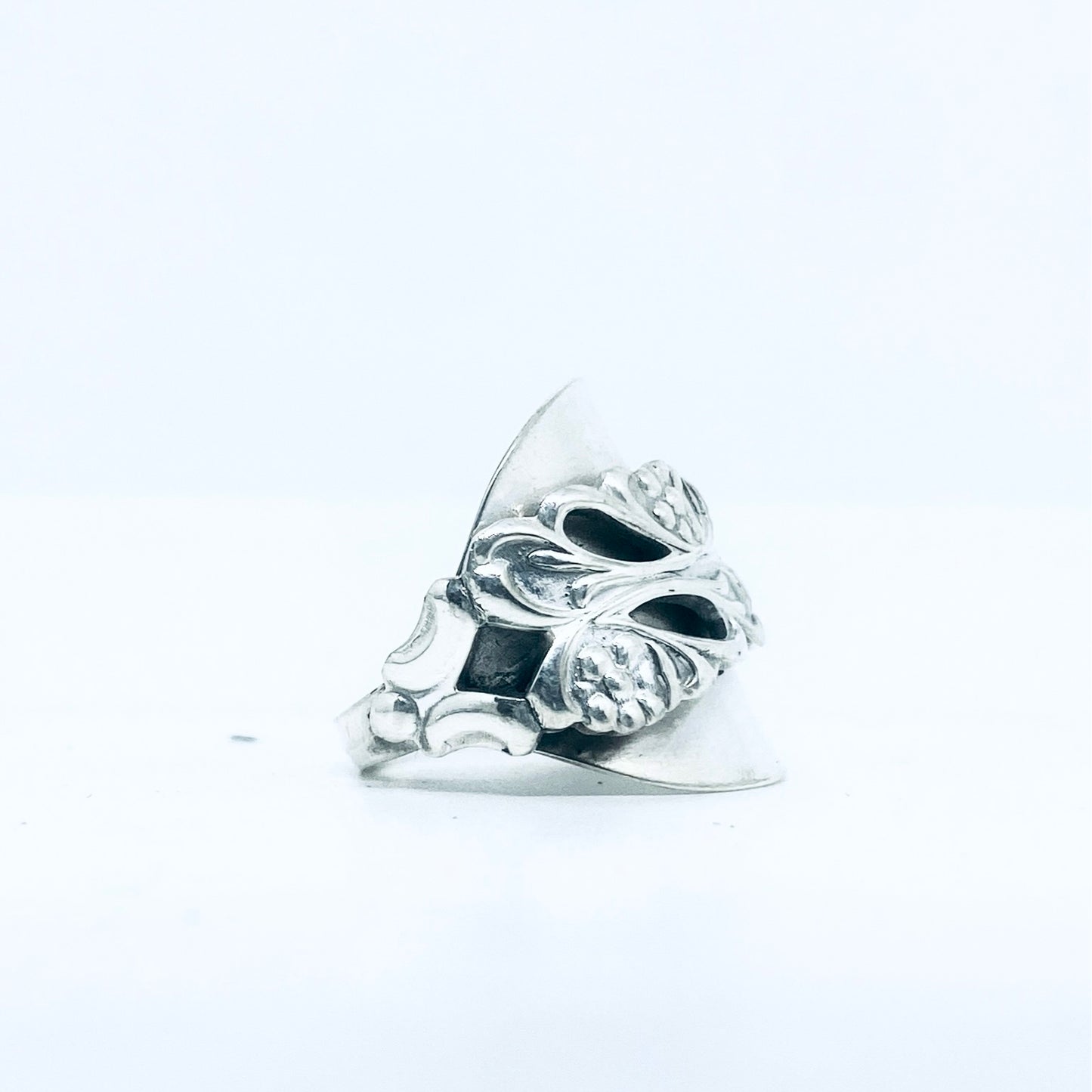 Anello Artigianale TRAFORO Mod. INTERO Realizzato con intero Antico Cucchiaino in Argento (Prima Metà del ’900)