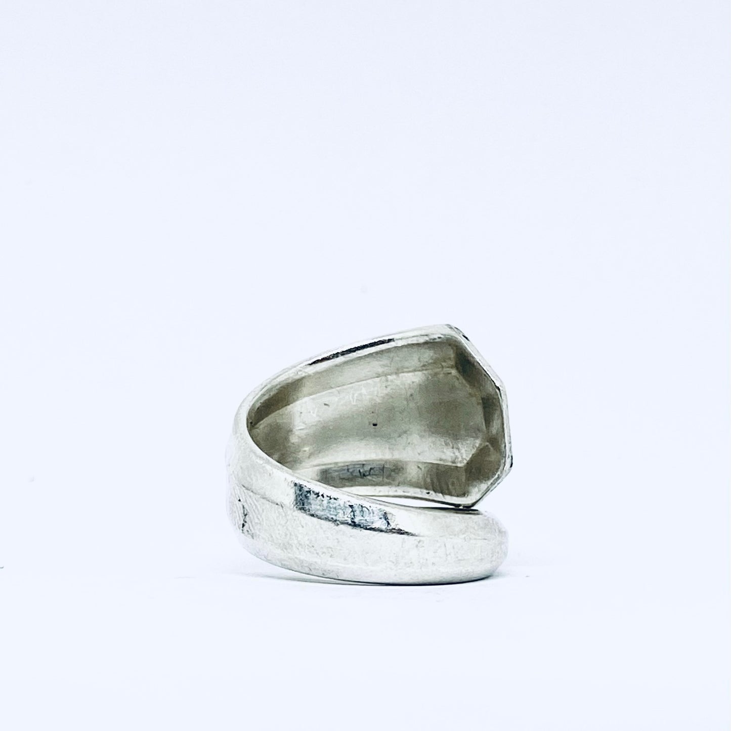 Anello Artigianale con Iniziale R