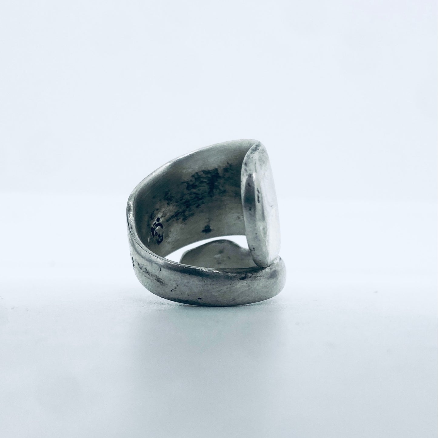 Anello Artigianale con Iniziale P