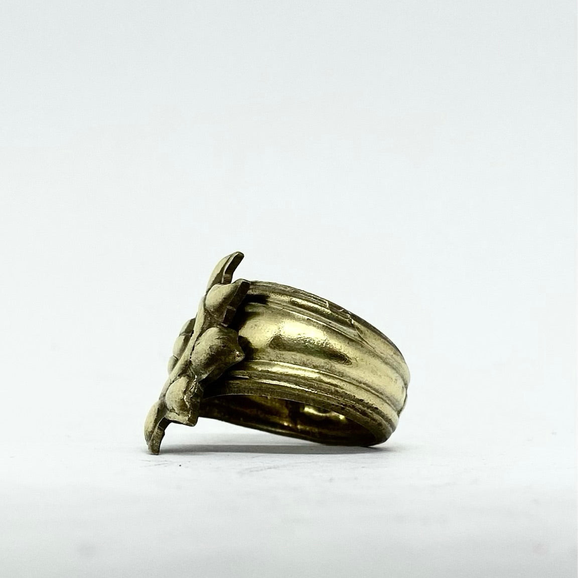 Anello Artigianale ZAMPA02 Mod. PINZETTA Realizzato con Antica posata in OTTONE (Prima Metà del ’900)