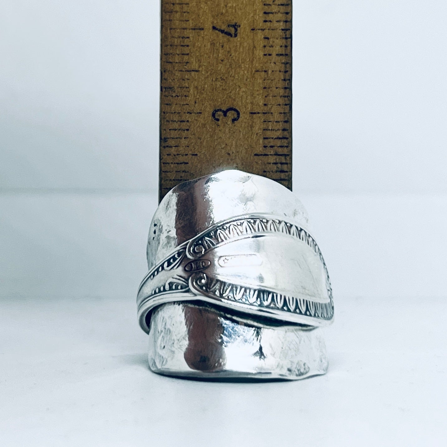 Anello Artigianale Mod. INTERO MARTELLATO Realizzato con intero Antico Cucchiaino in Argento (Prima Metà del ’900)