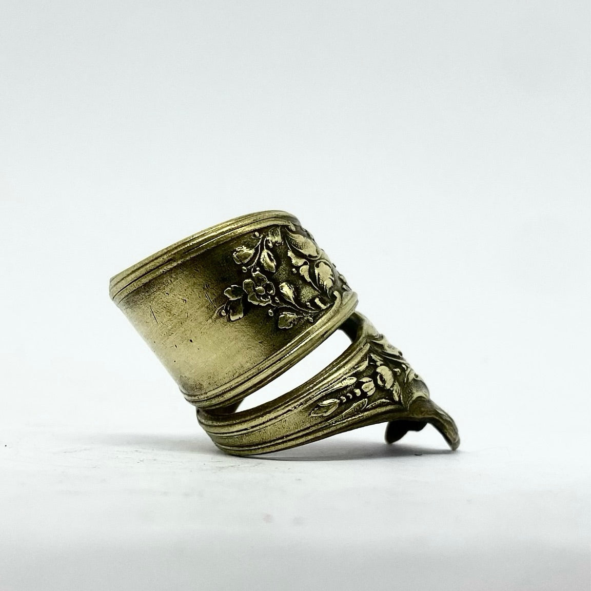 Anello Artigianale ZAMPA04 Mod. PINZETTA Realizzato con Antica posata in OTTONE (Prima Metà del ’900)