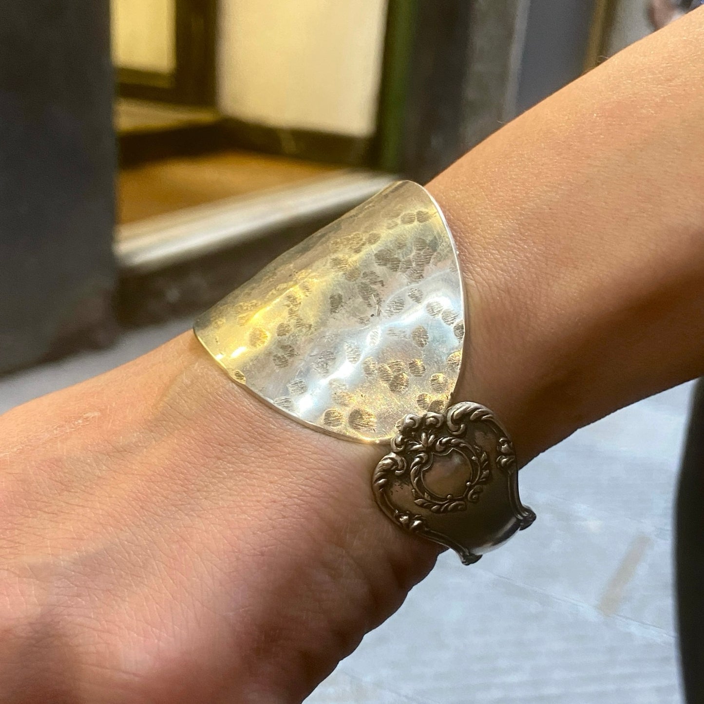 Bracciale Artigianale MARTELLATO Mod. CUCCHIAIO Realizzato con Antica posata in Argento (Prima Metà del ’900)