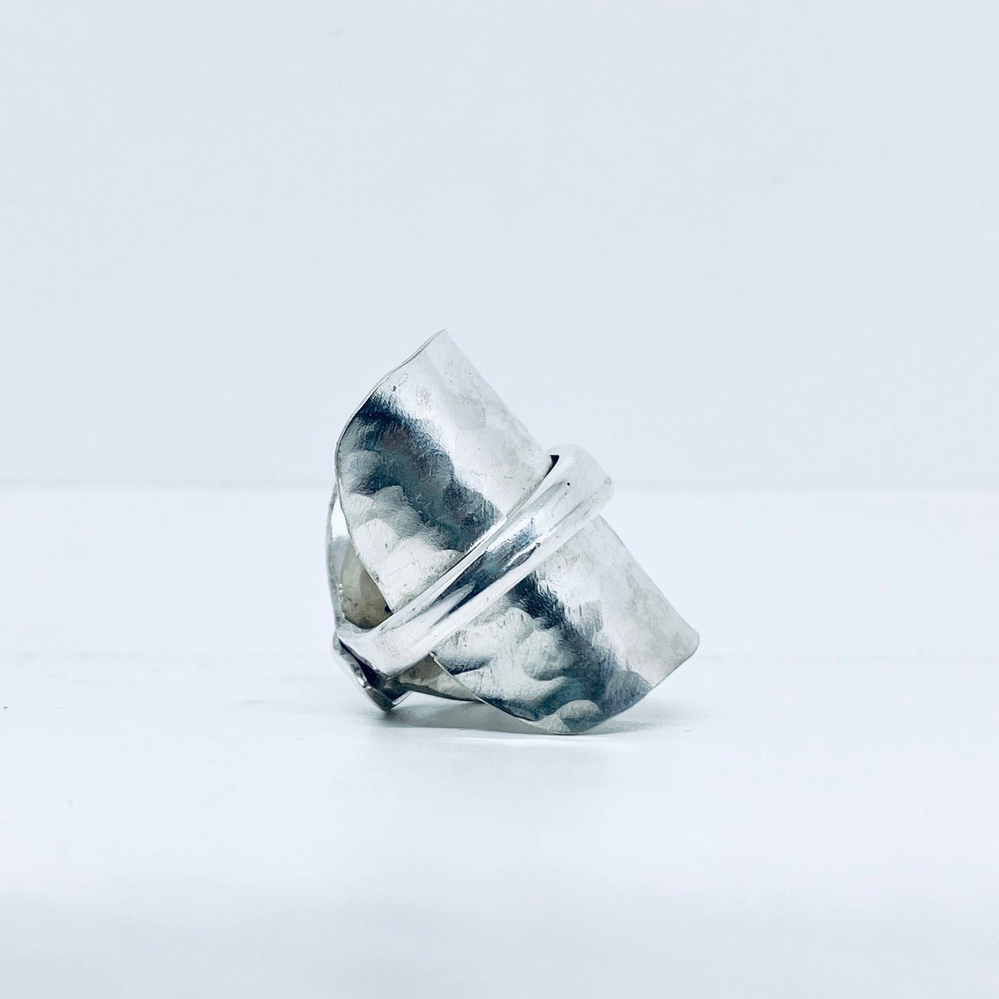 Anello Artigianale Mod. INTERO MARTELLATO Realizzato con intero Antico Cucchiaino in Argento (Prima Metà del ’900)