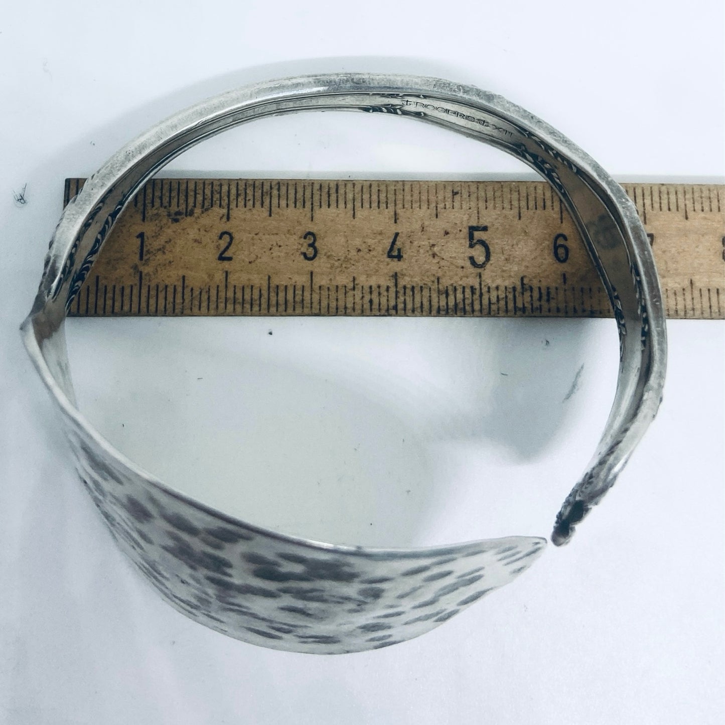 Bracciale Artigianale MARTELLATO Mod. CUCCHIAIO Realizzato con Antica posata in Argento (Prima Metà del ’900)