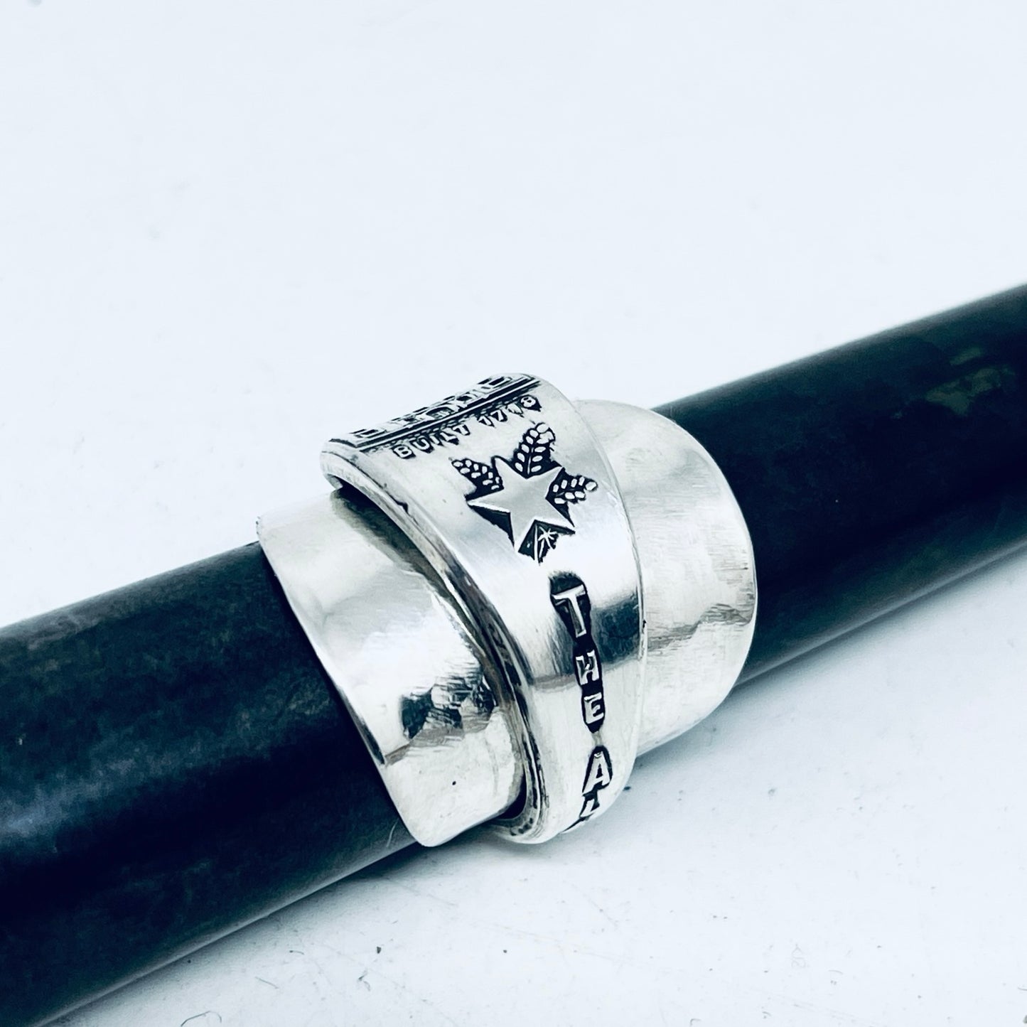 Anello Artigianale THE ALAMO Mod. INTERO Realizzato con intero Antico Cucchiaino in Argento (Prima Metà del ’900)