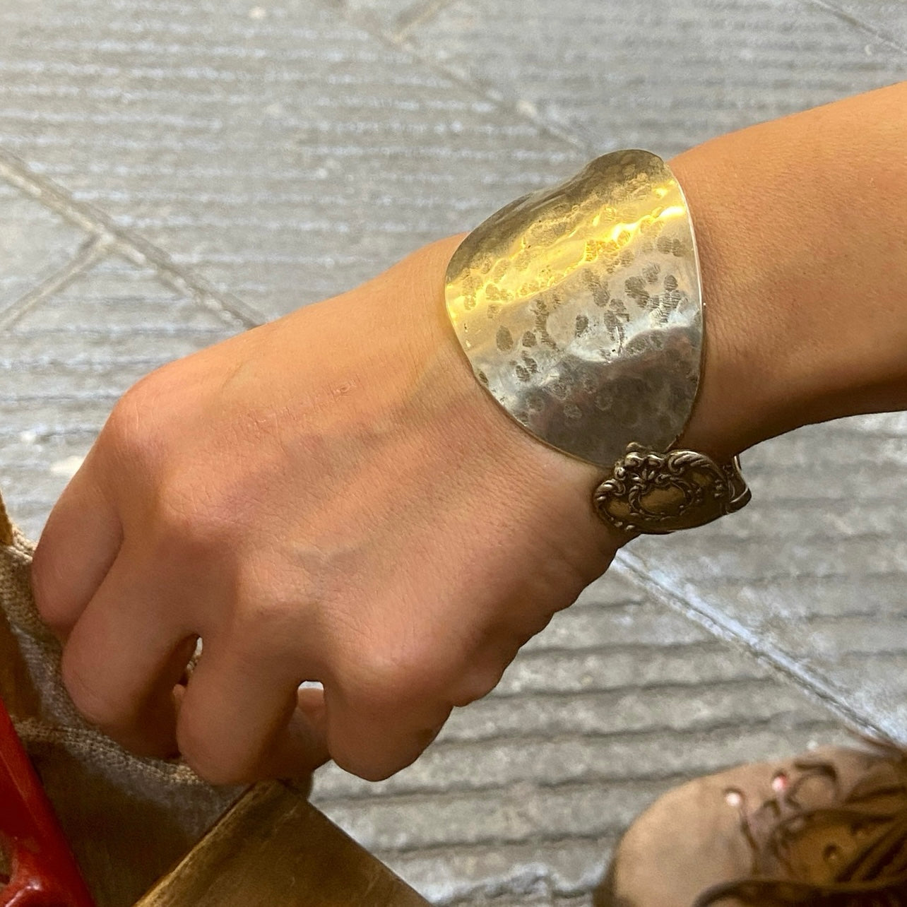 Bracciale Artigianale MARTELLATO Mod. CUCCHIAIO Realizzato con Antica posata in Argento (Prima Metà del ’900)