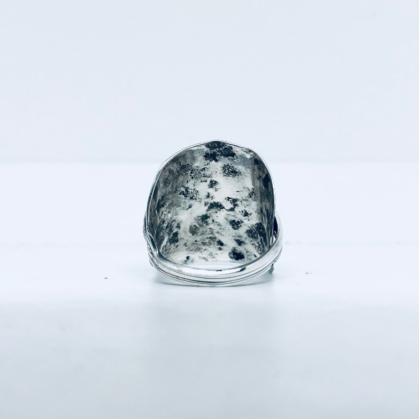 Anello Artigianale Mod. INTERO MARTELLATO Realizzato con intero Antico Cucchiaino in Argento (Prima Metà del ’900)