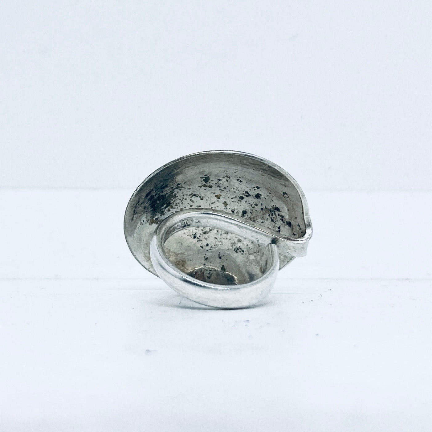Anello Artigianale TONDO Mod. INTERO Realizzato con intero Antico Cucchiaino in Argento (Prima Metà del ’900)