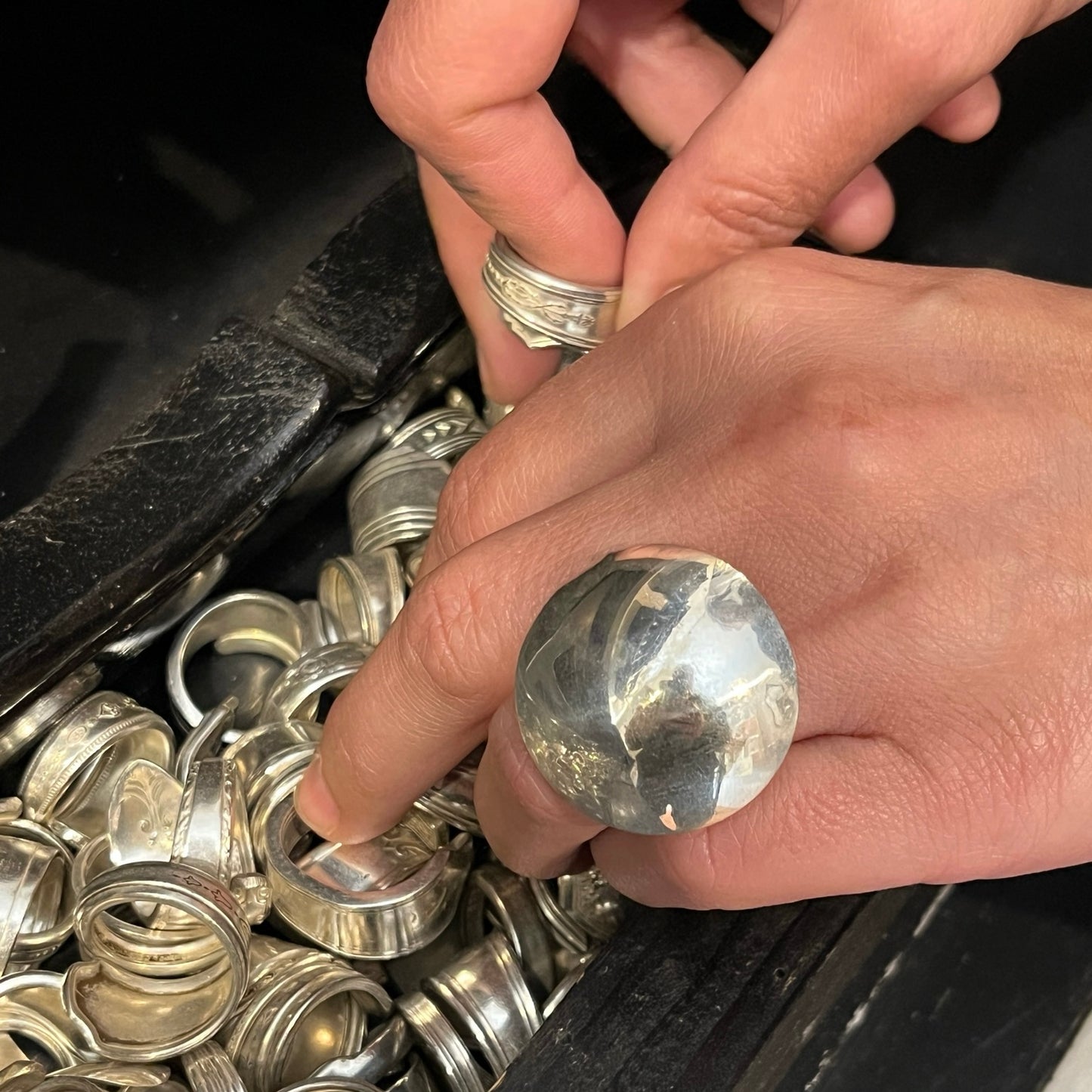 Anello Artigianale TONDO Mod. INTERO Realizzato con intero Antico Cucchiaino in Argento (Prima Metà del ’900)
