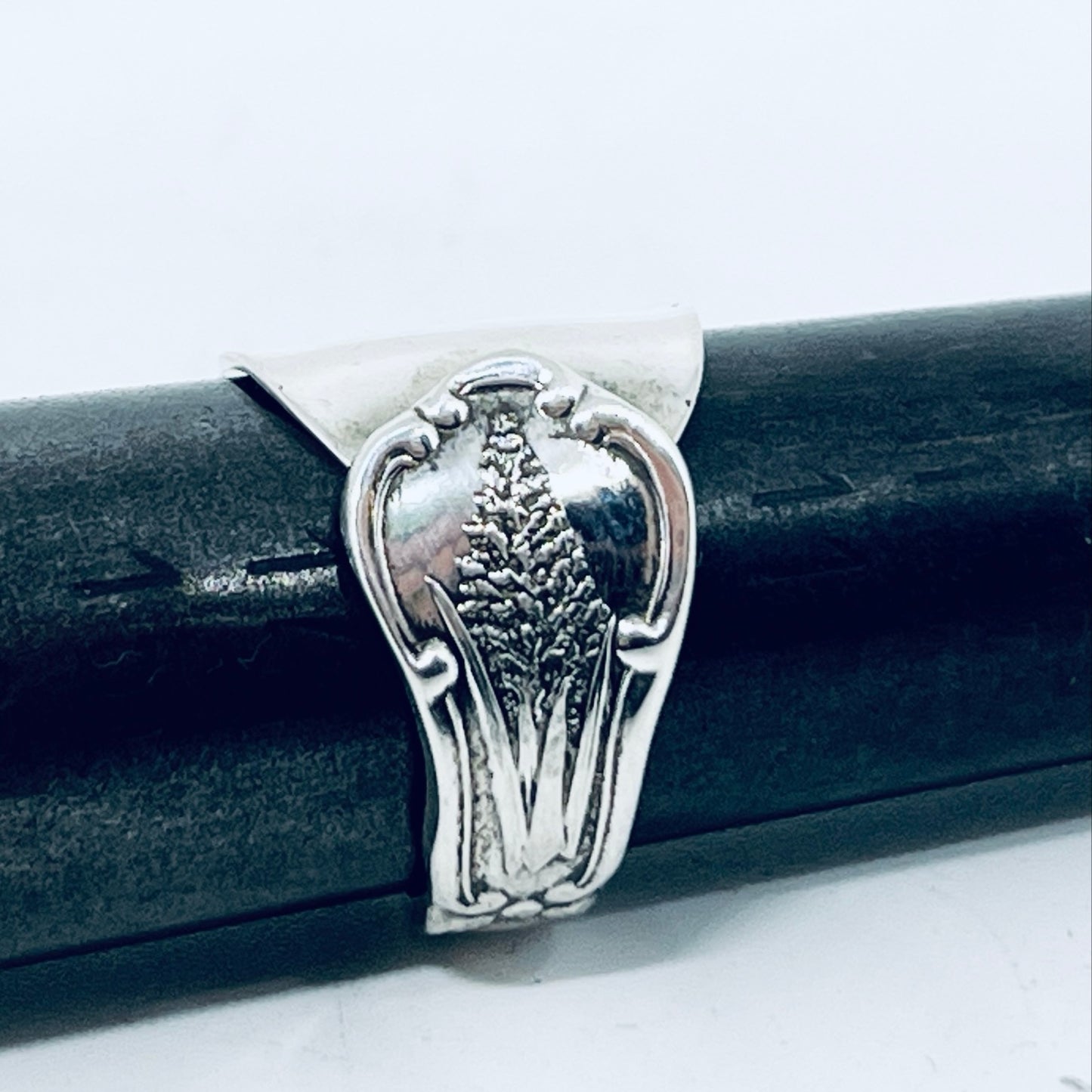 Anello Artigianale YUCCA Mod. INTERO Realizzato con intero Antico Cucchiaino in Argento (Prima Metà del ’900)