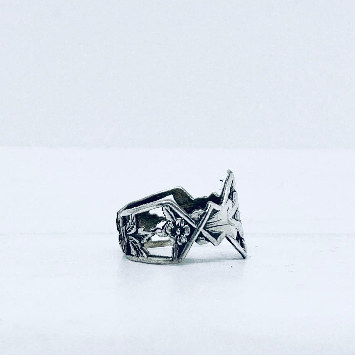 Anello Artigianale FIORE TONDO Mod. SPILLA Realizzato con Antica spilla in Argento (Prima Metà del ’900)