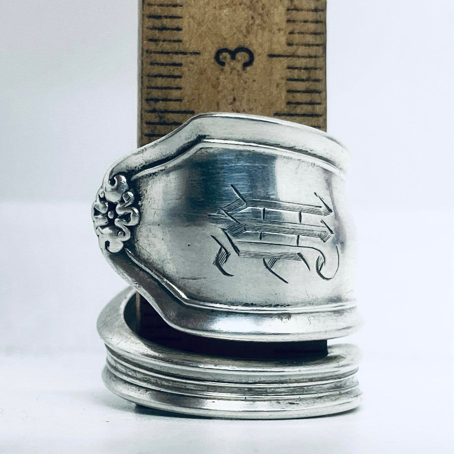 Anello Artigianale con Iniziale M