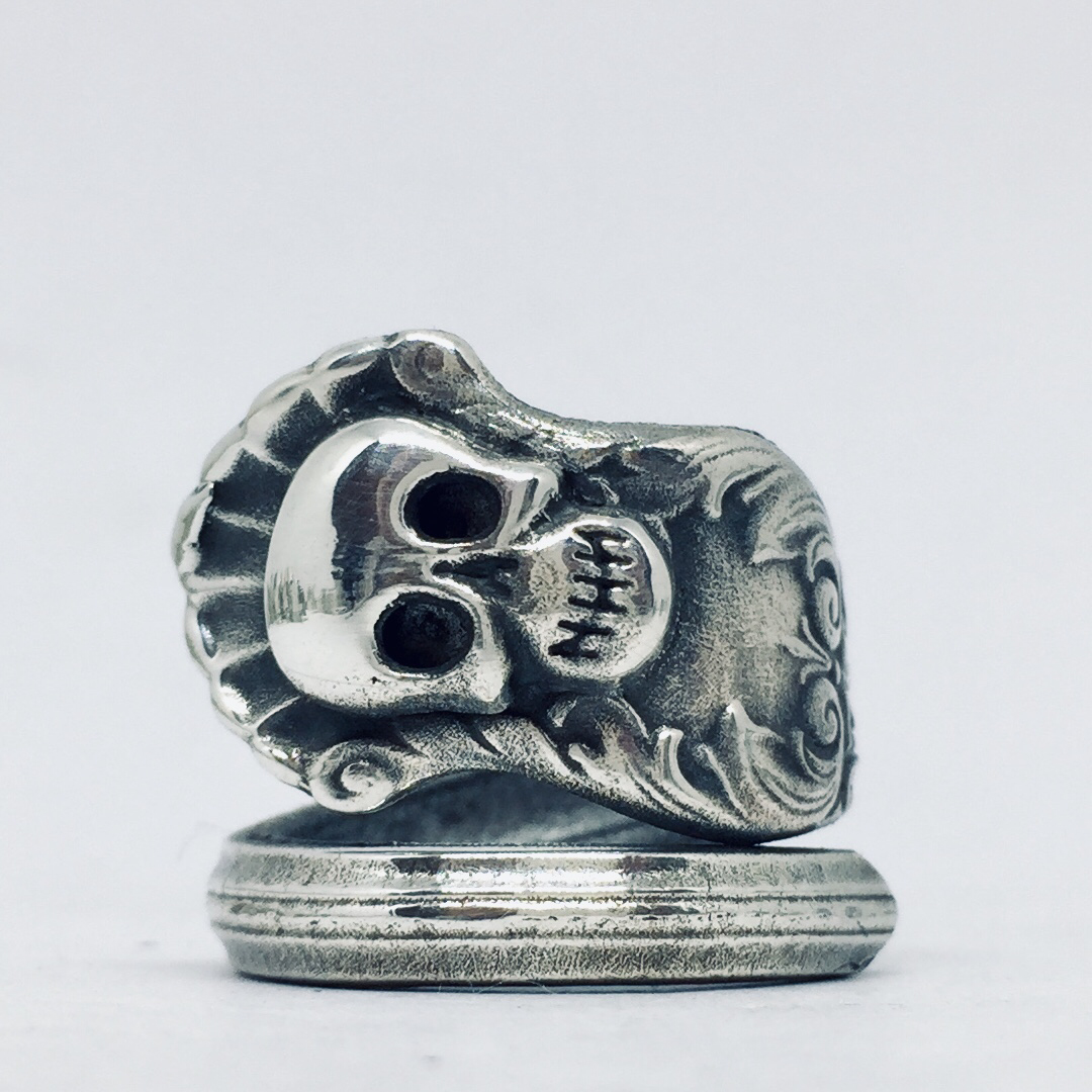 Anello Artigianale TESCHIO PIRATA Mod. SPIRALE Realizzato con Antica posata in Argento (Prima Metà del ’900)