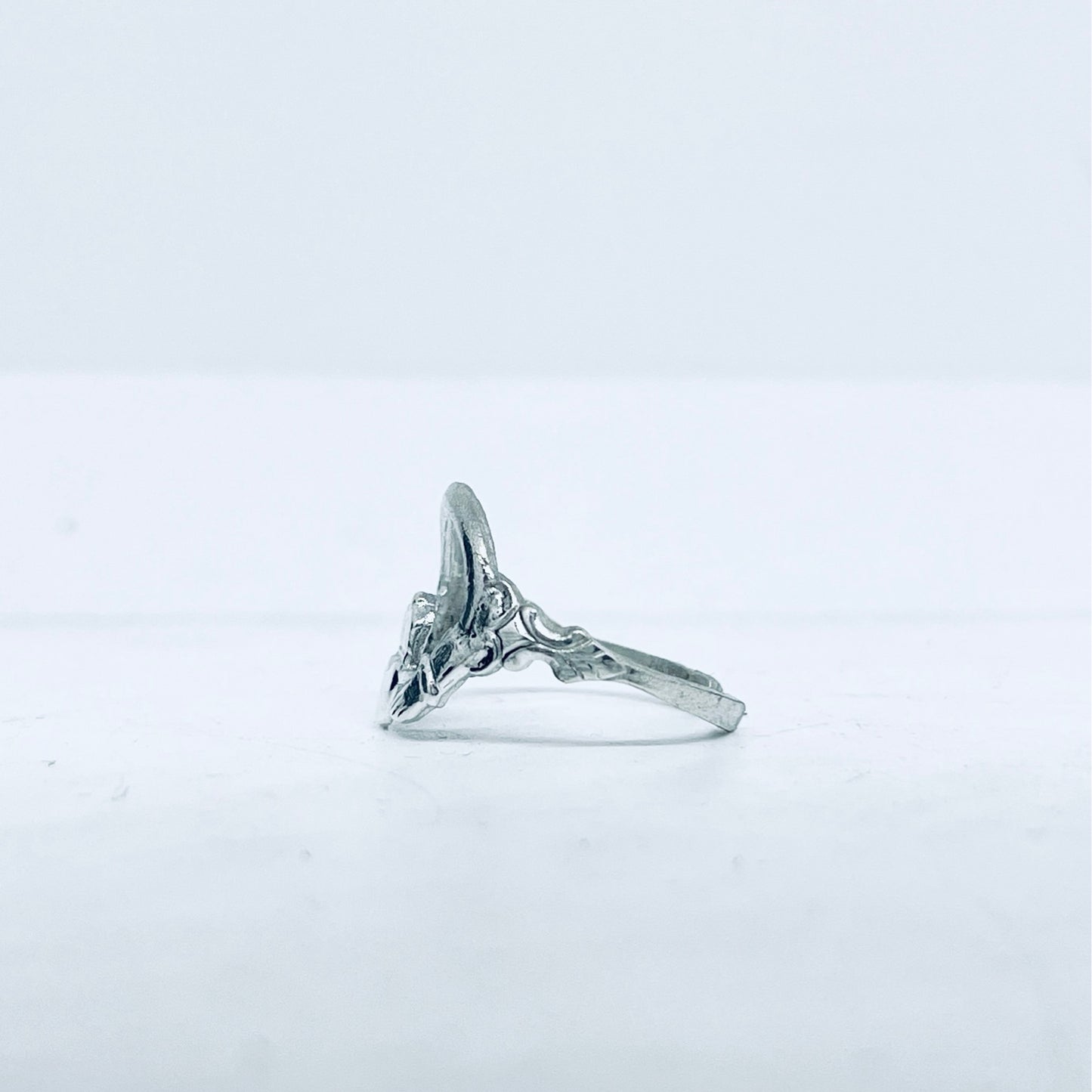 Anello Artigianale CLADDAGH Mod. SPILLA Realizzato con Antica spilla in Argento (Prima Metà del ’900)
