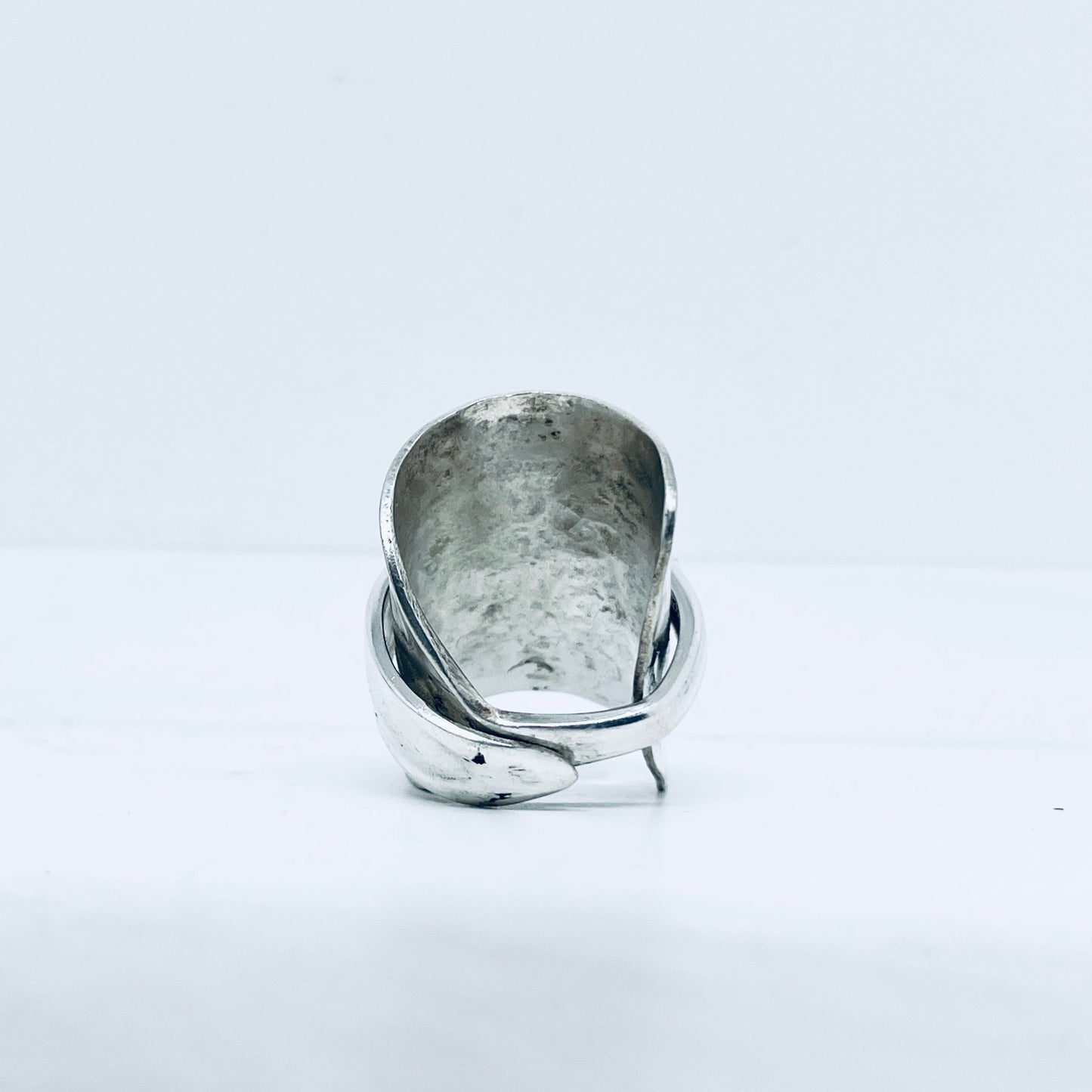 Anello Artigianale Mod. INTERO MARTELLATO Realizzato con intero Antico Cucchiaino in Argento (Prima Metà del ’900)