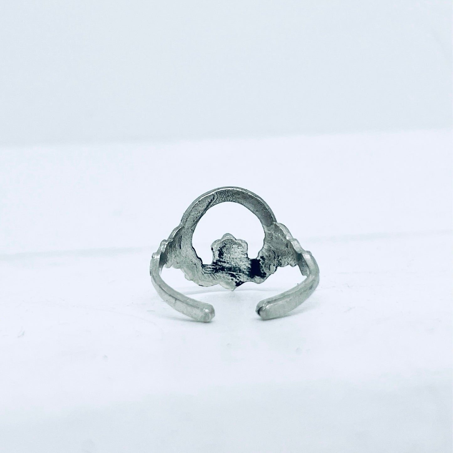 Anello Artigianale CLADDAGH Mod. SPILLA Realizzato con Antica spilla in Argento (Prima Metà del ’900)