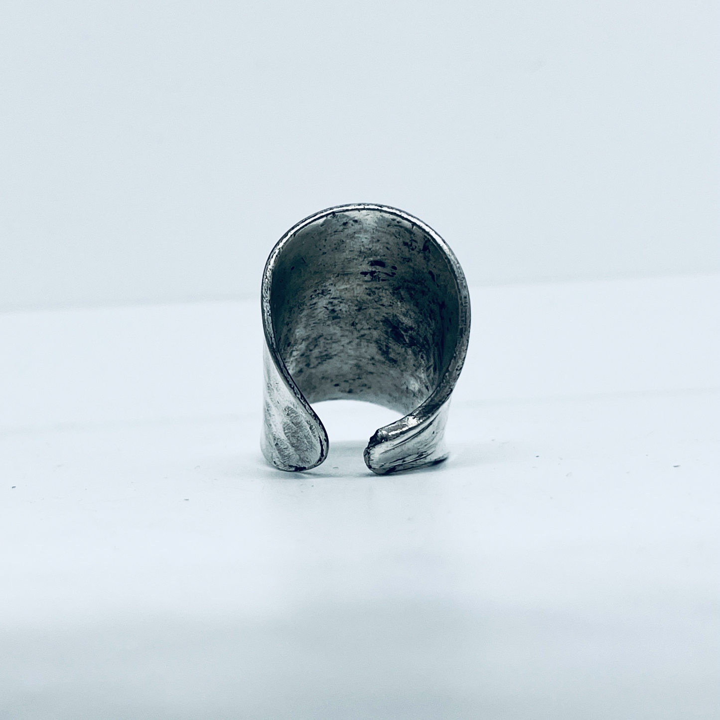 Anello Artigianale FASCIONA MARTELLATA Mod. CLASSICO Realizzato con Antica posata in Argento (Prima Metà del ’900)