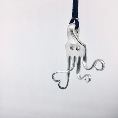 Pendente Artigianale Mod. POLPO INNAMORATO Realizzato con Antica Posata in Argento (Prima Metà del ’900)
