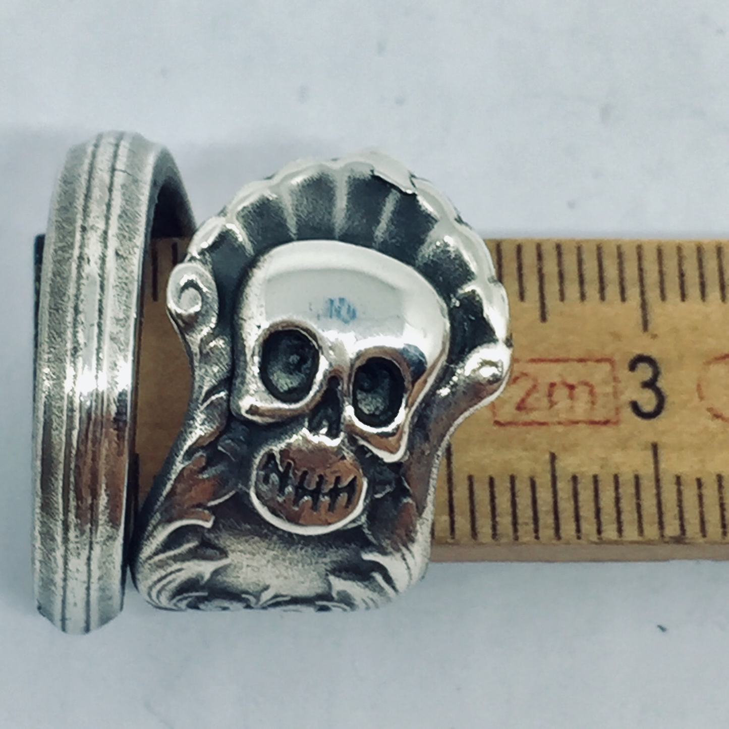 Anello Artigianale TESCHIO PIRATA Mod. SPIRALE Realizzato con Antica posata in Argento (Prima Metà del ’900)
