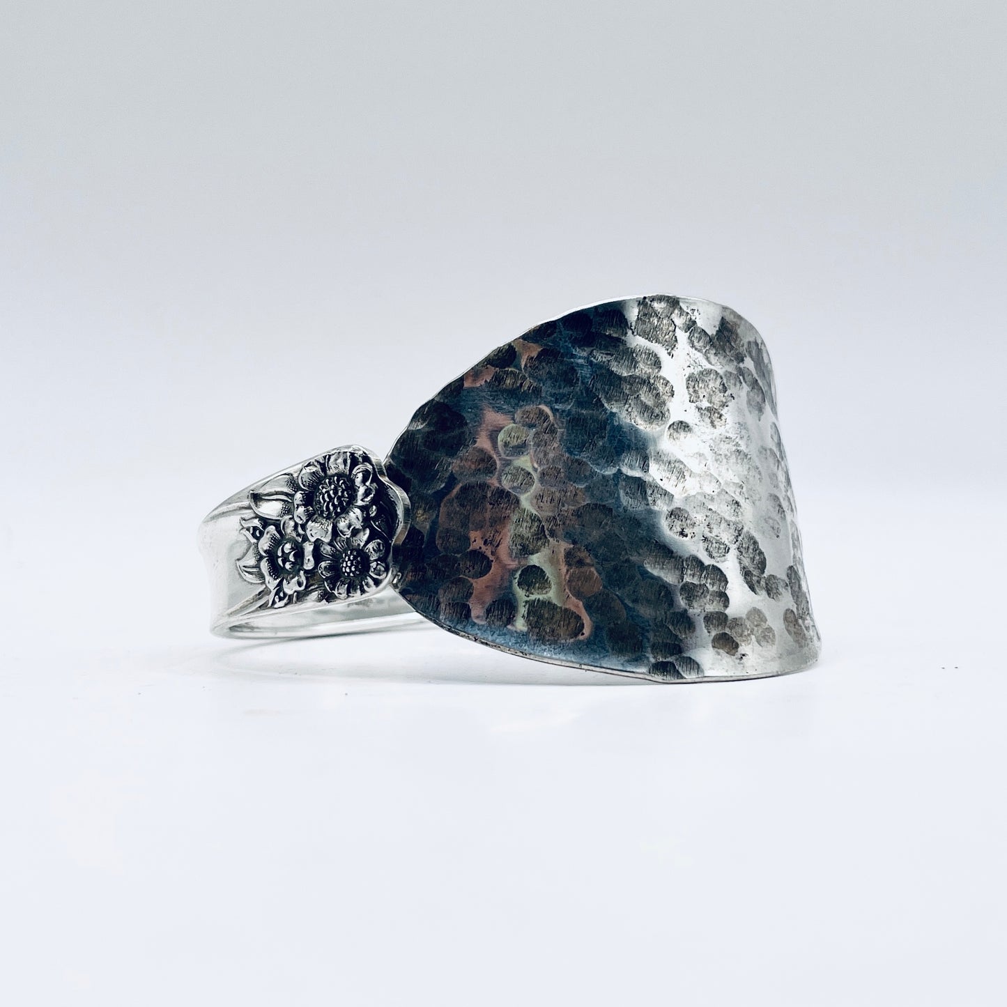 Bracciale Artigianale GIRASOLI Mod. CUCCHIAIO MARTELLATO Realizzato con Antica posata in Argento (Prima Metà del ’900)