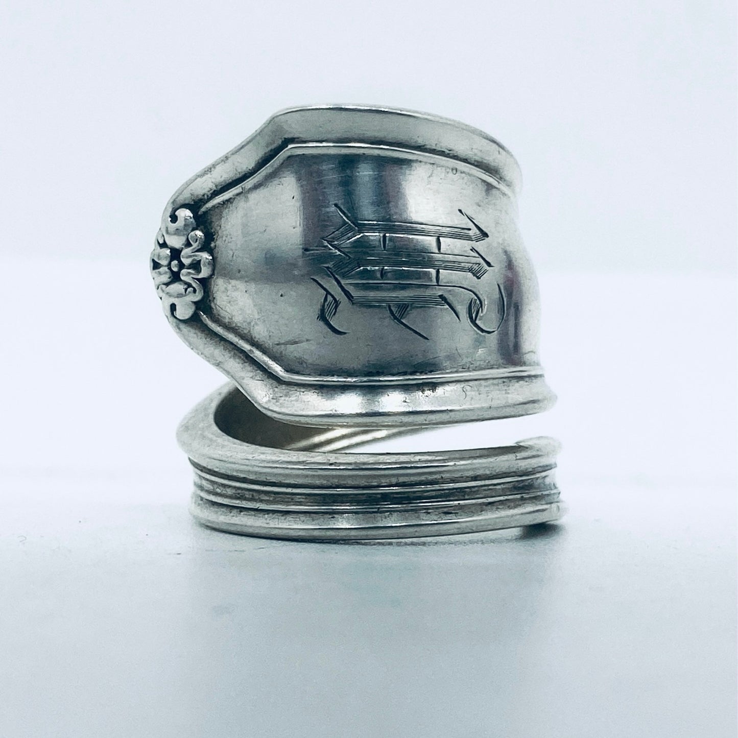 Anello Artigianale con Iniziale M