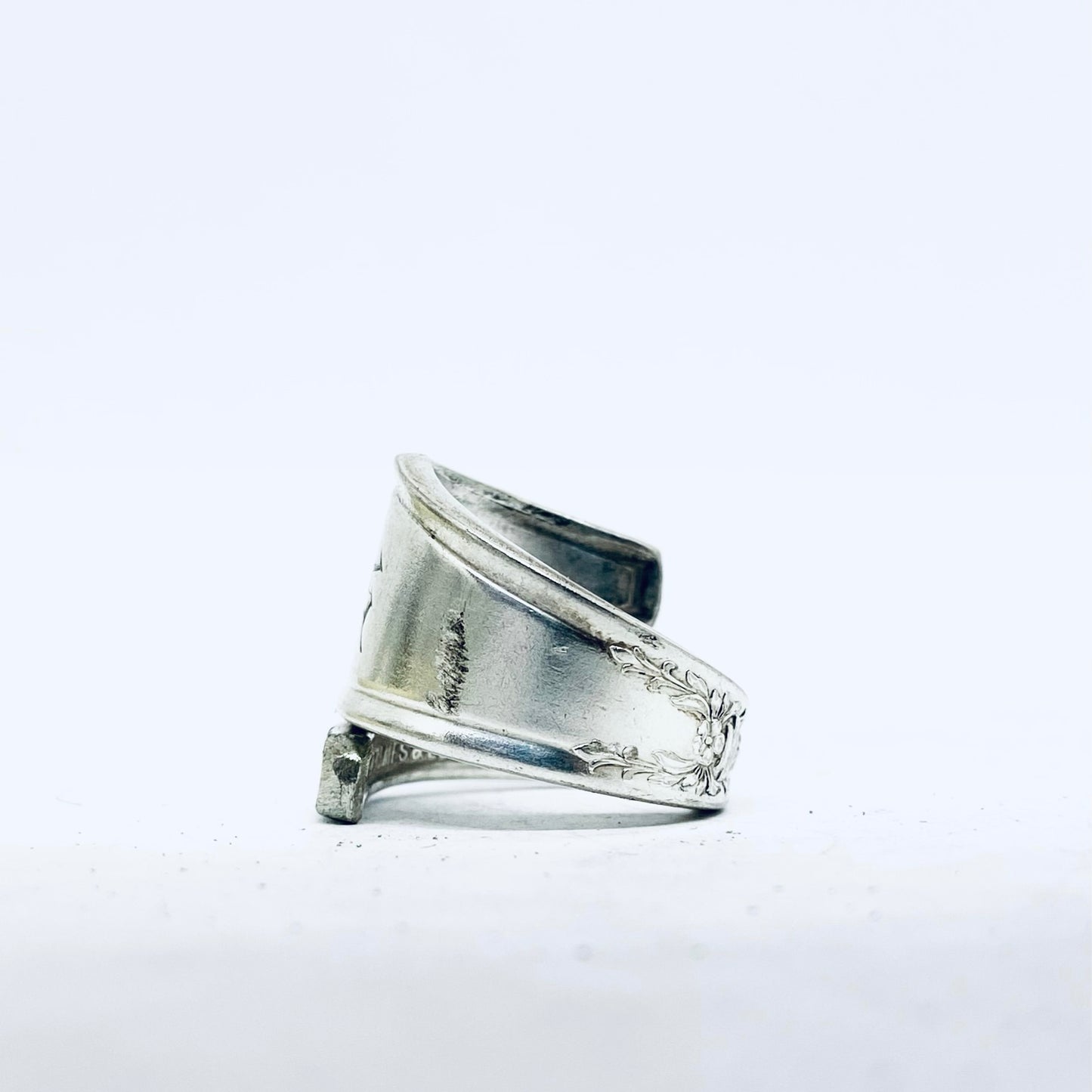 Anello Artigianale con Iniziale R