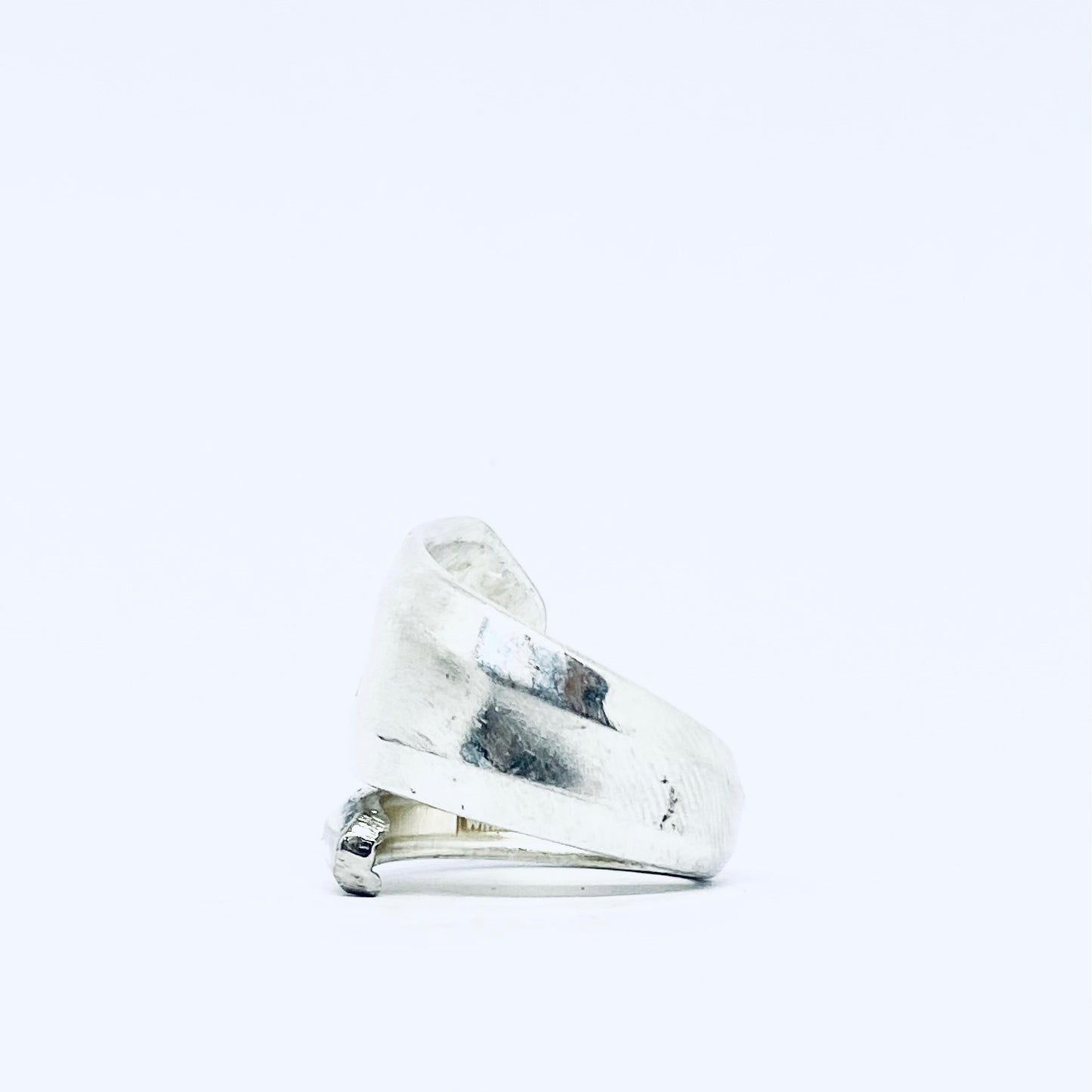 Anello Artigianale con Iniziale R