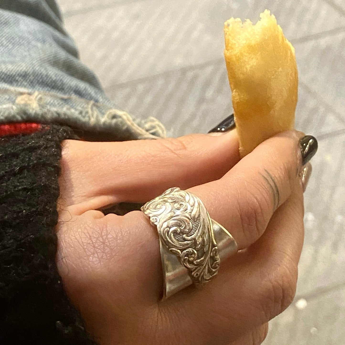 Anello Artigianale SUPER DECORO Mod. INTERO Realizzato con intero Antico Cucchiaino in Argento (Prima Metà del ’900)