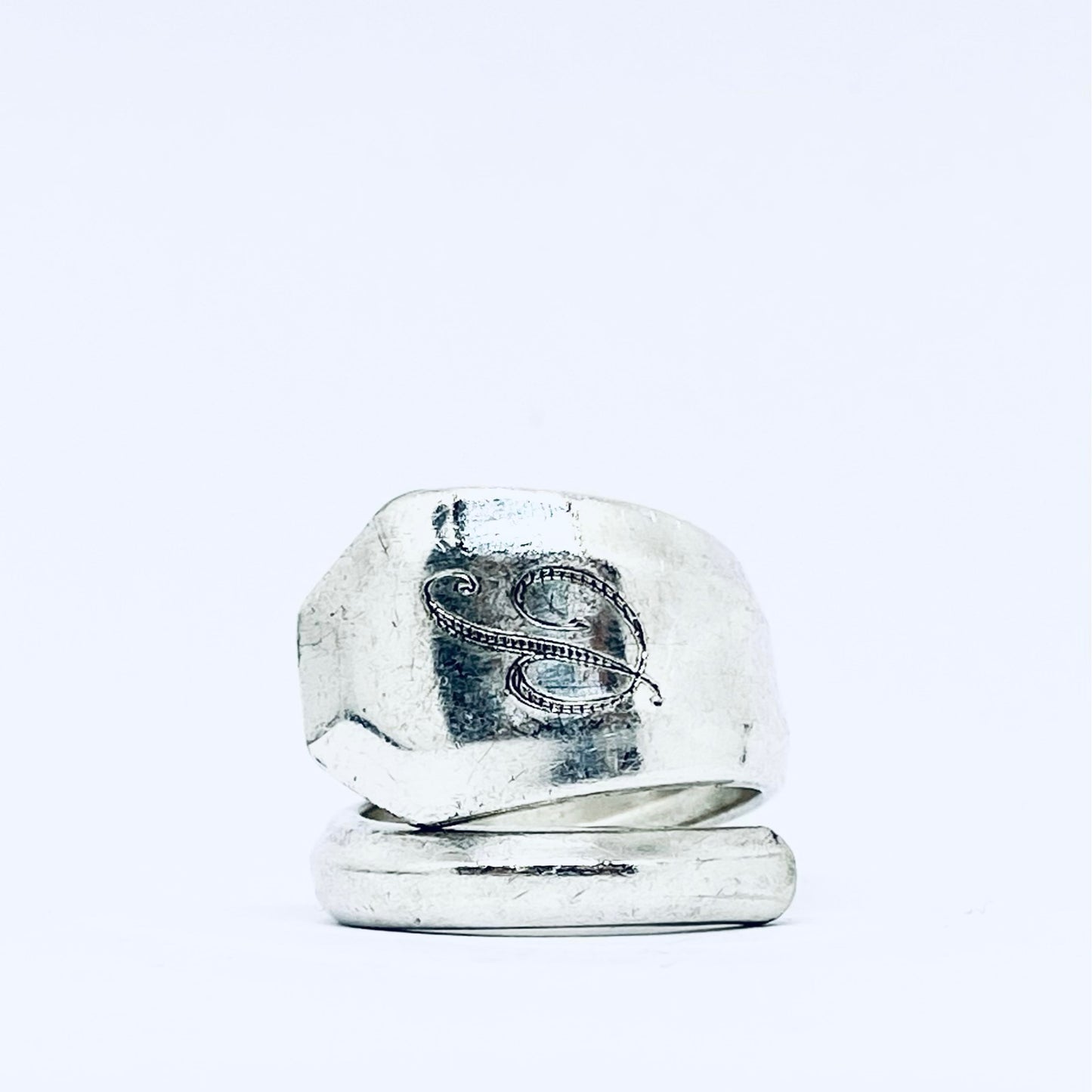 Anello Artigianale con Iniziale P