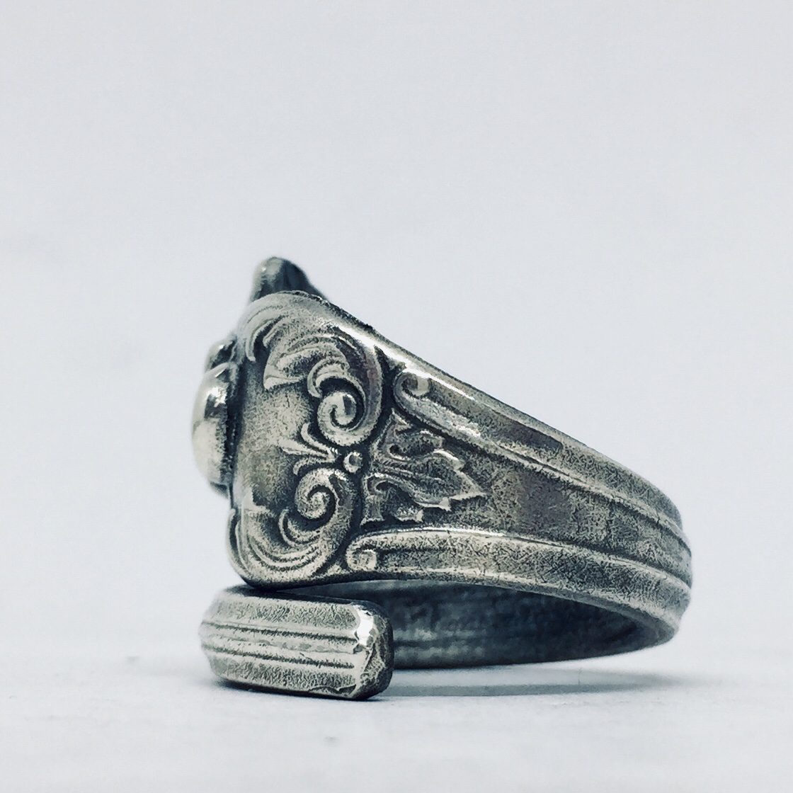 Anello Artigianale TESCHIO PIRATA Mod. SPIRALE Realizzato con Antica posata in Argento (Prima Metà del ’900)