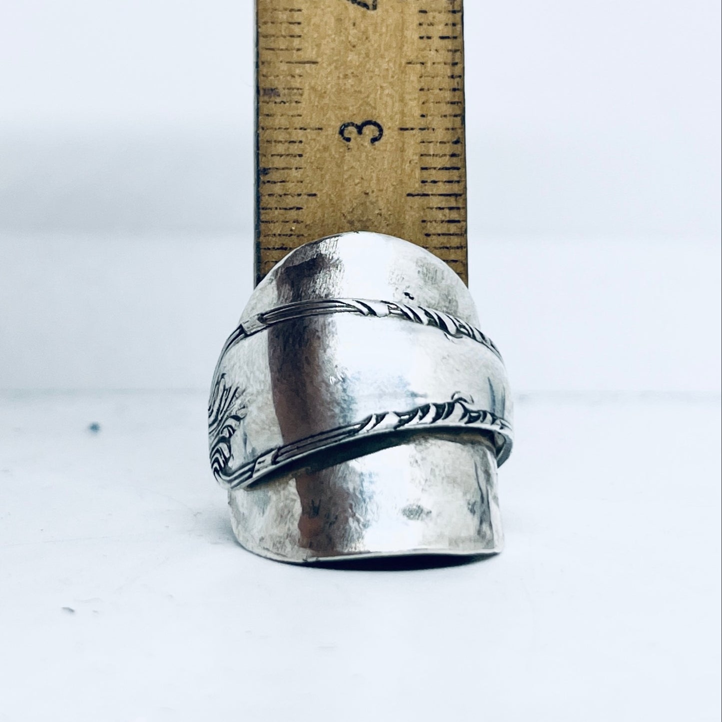 Anello Artigianale MARTELLATO Mod. INTERO Realizzato con intero Antico Cucchiaino in Argento (Prima Metà del ’900)