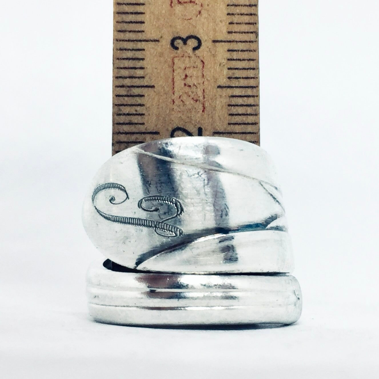 Anello Artigianale con Iniziale I