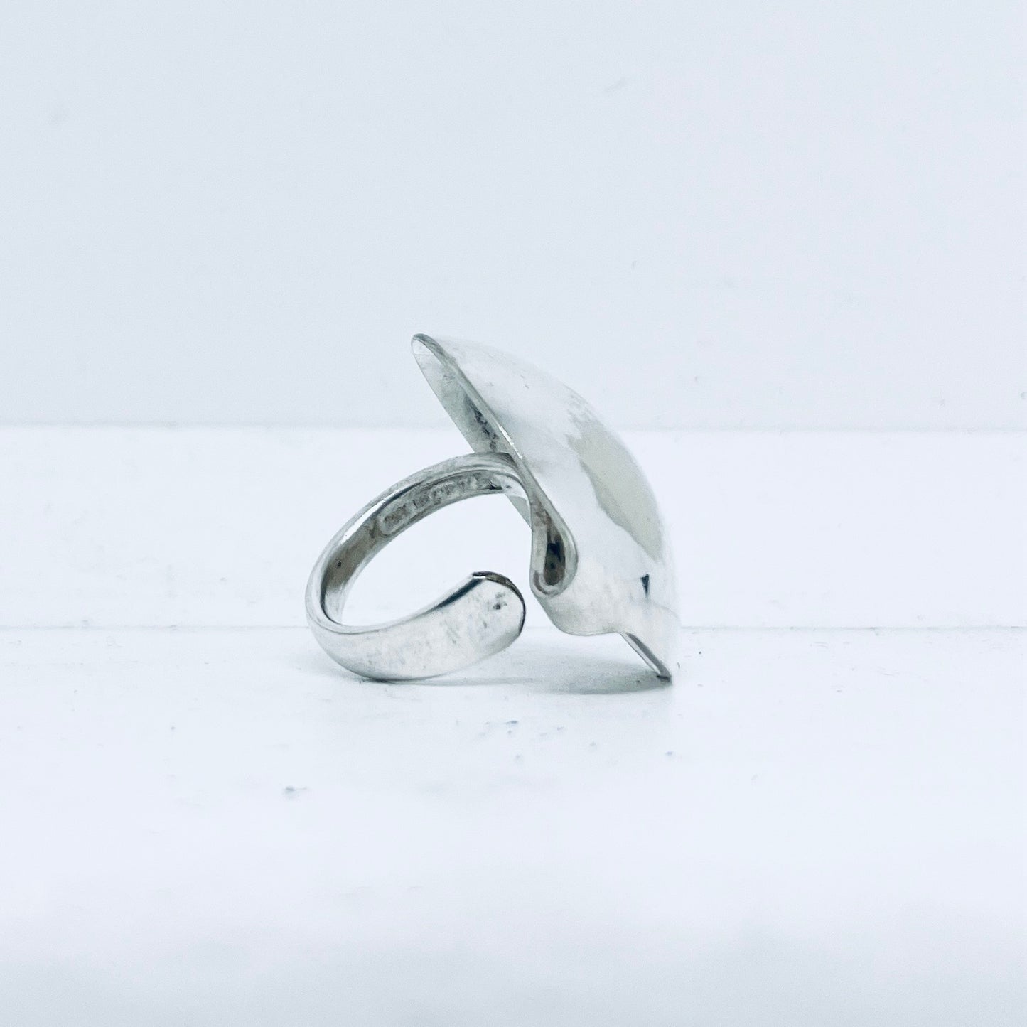 Anello Artigianale TONDO Mod. INTERO Realizzato con intero Antico Cucchiaino in Argento (Prima Metà del ’900)