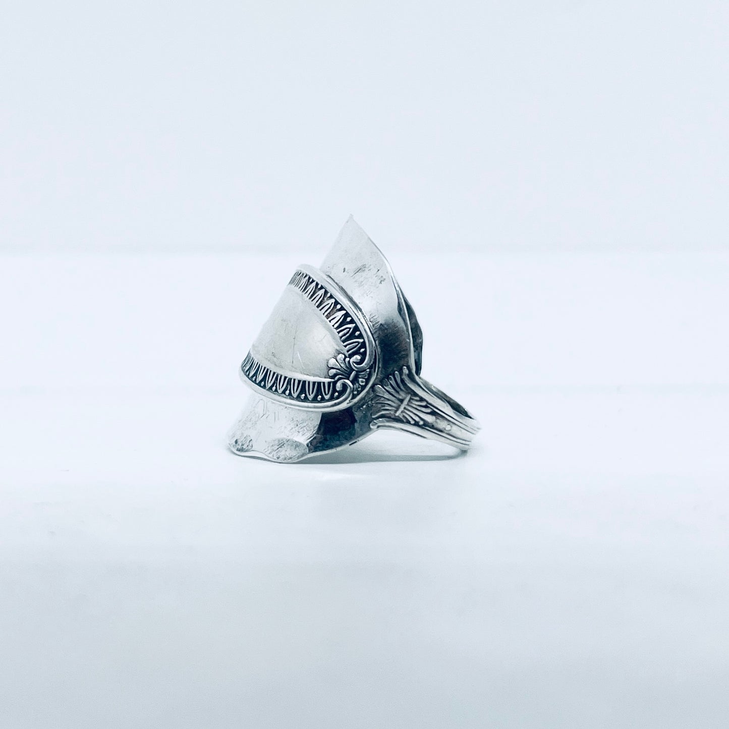 Anello Artigianale Mod. INTERO MARTELLATO Realizzato con intero Antico Cucchiaino in Argento (Prima Metà del ’900)