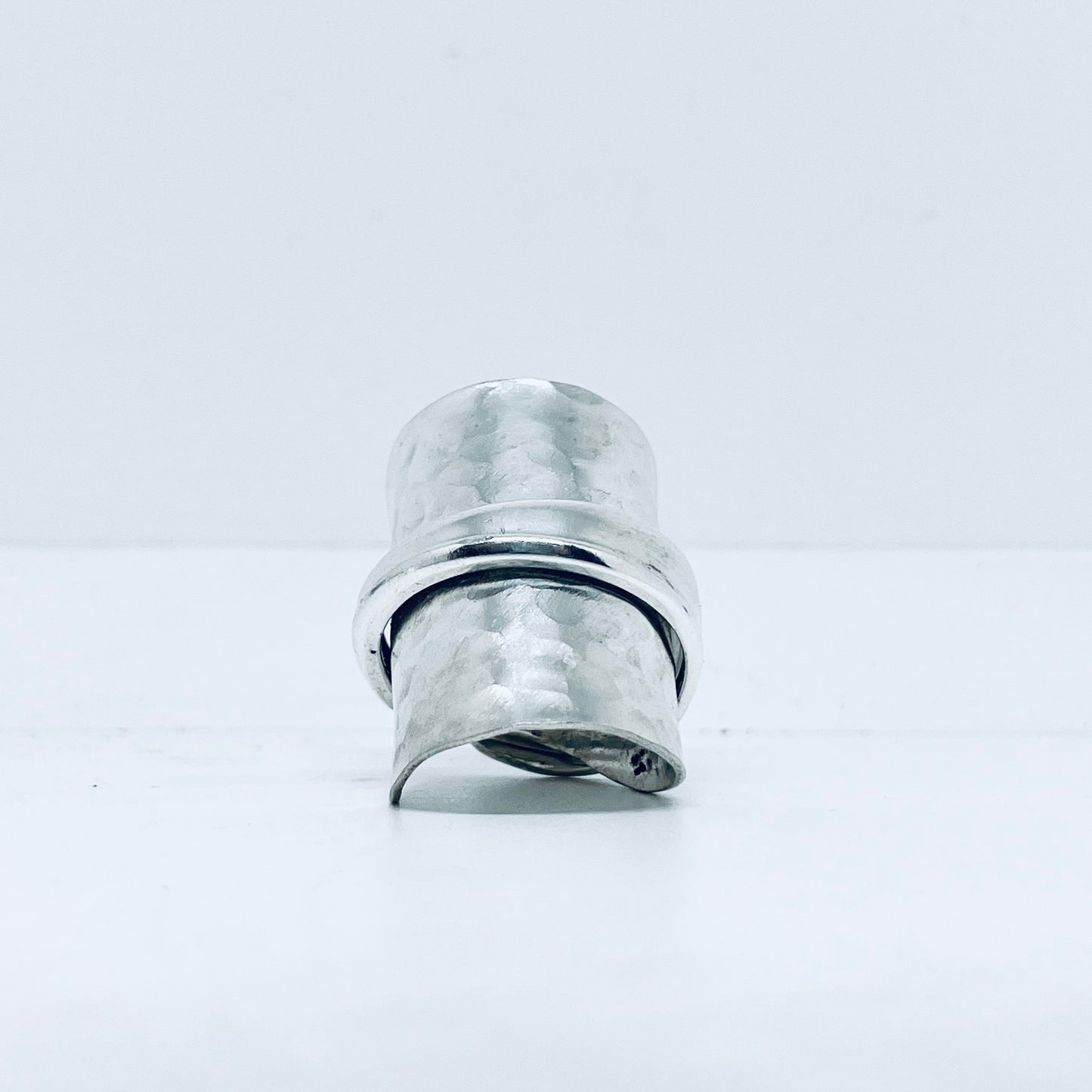 Anello Artigianale Mod. INTERO MARTELLATO Realizzato con intero Antico Cucchiaino in Argento (Prima Metà del ’900)