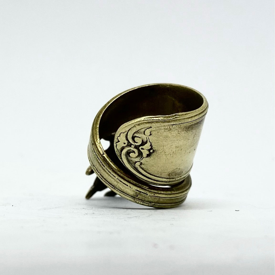 Anello Artigianale ZAMPA04 Mod. PINZETTA Realizzato con Antica posata in OTTONE (Prima Metà del ’900)