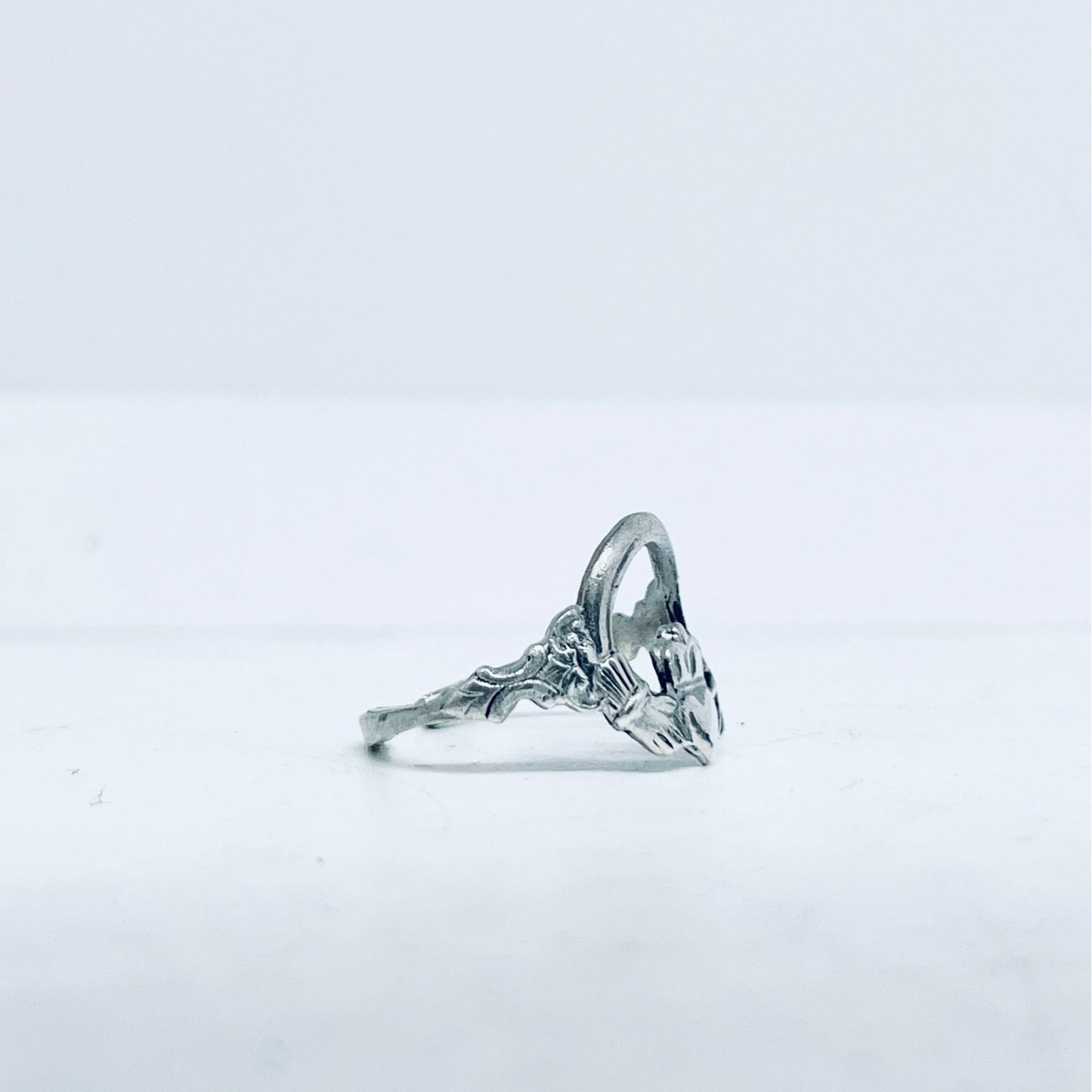 Anello Artigianale CLADDAGH Mod. SPILLA Realizzato con Antica spilla in Argento (Prima Metà del ’900)