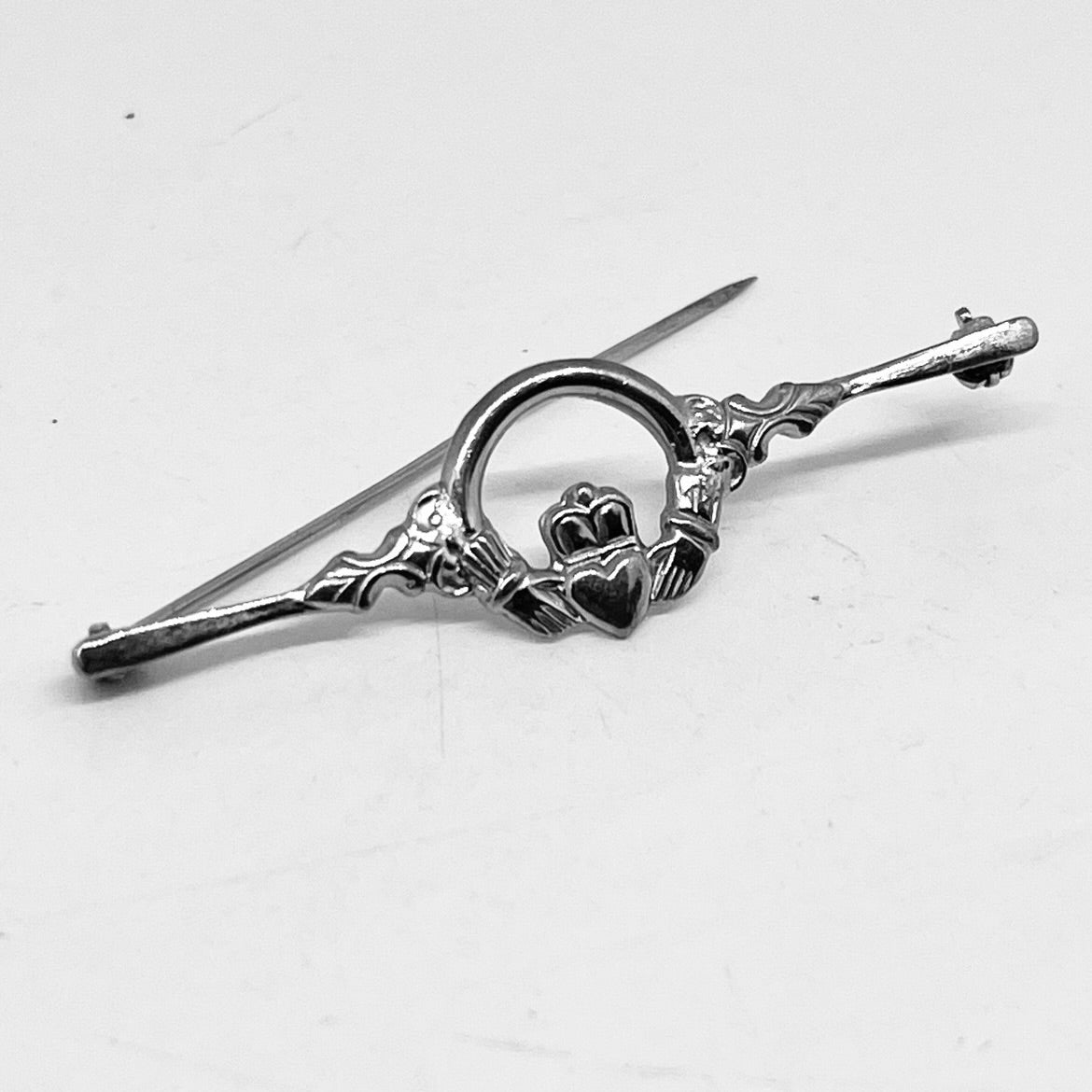 Anello Artigianale CLADDAGH Mod. SPILLA Realizzato con Antica spilla in Argento (Prima Metà del ’900)