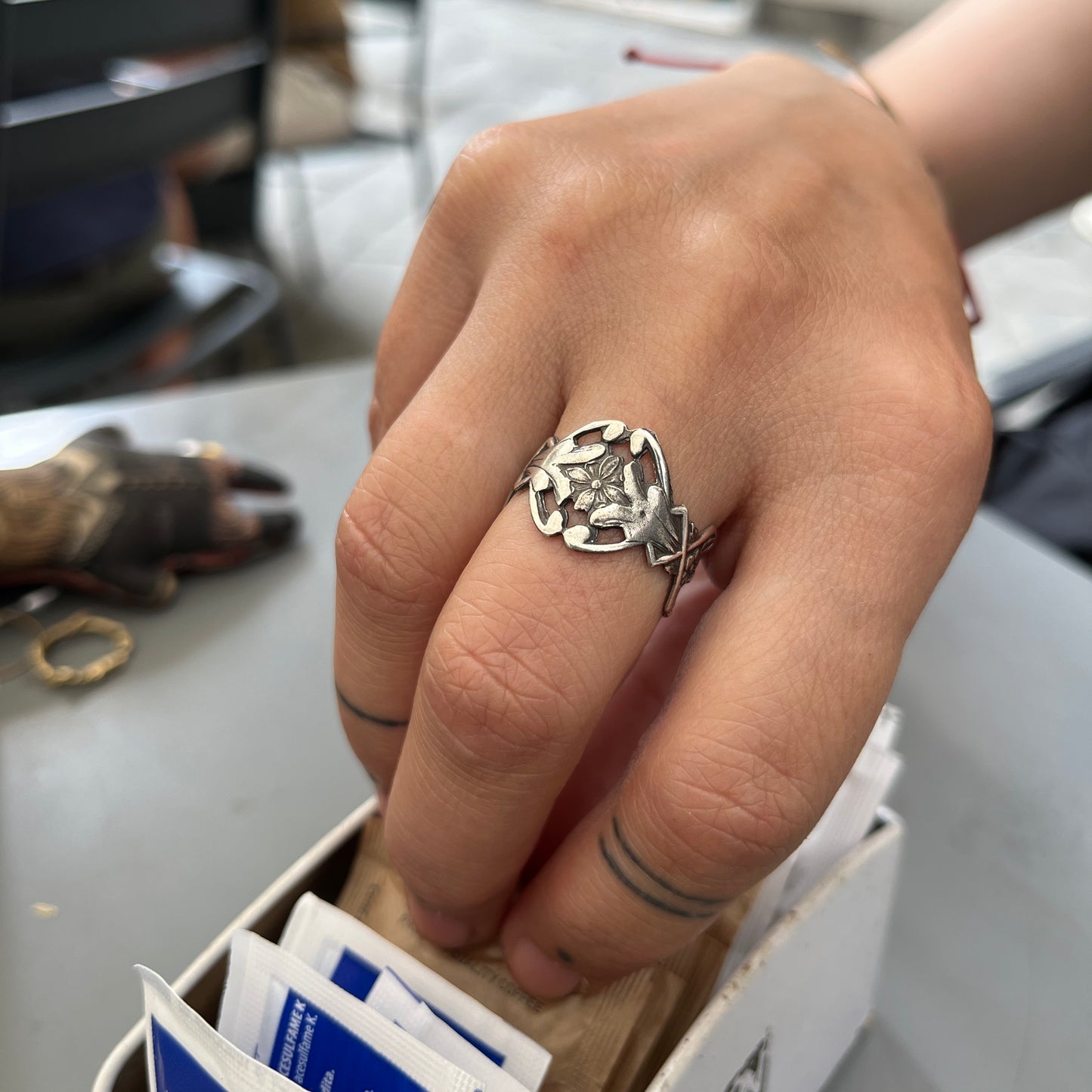 Anello Artigianale FIORE TONDO Mod. SPILLA Realizzato con Antica spilla in Argento (Prima Metà del ’900)