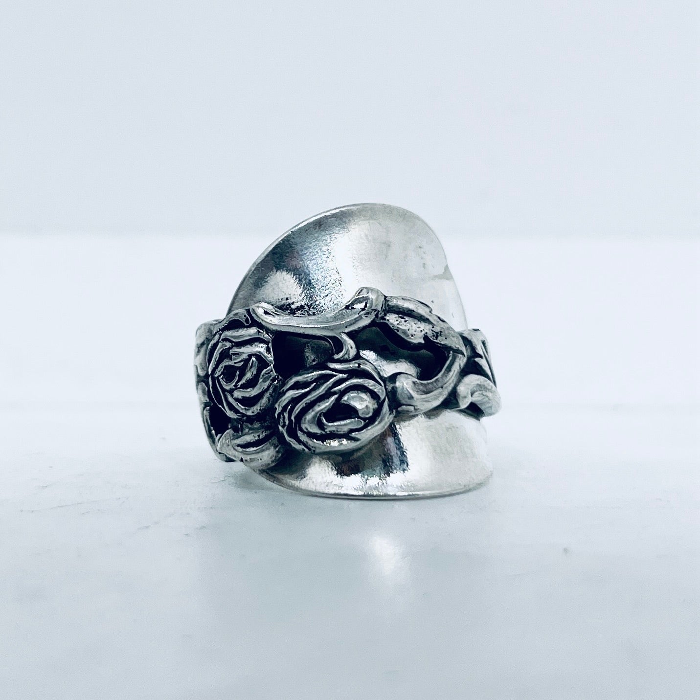Anello Artigianale ROSE TRAFORATE Mod. INTERO Realizzato con intero Antico Cucchiaino in Argento (Prima Metà del ’900)